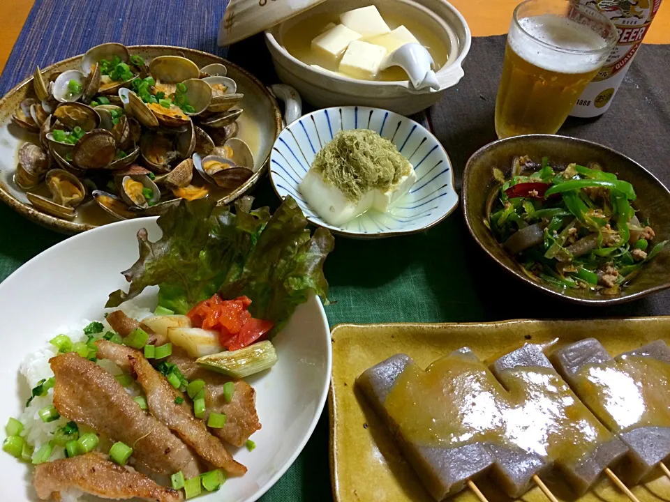 イベリコ豚トロ丼、あさりのガーリックバター醤油酒蒸し、こんにゃくとピーマンと葱と挽肉のきんぴら、柚味噌田楽、湯豆腐のとろろ昆布|ぷっくりんこ💙さん