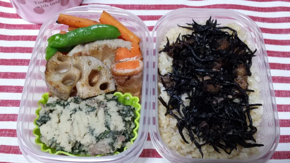 Snapdishの料理写真:今日の弁当報告。

人参と蓮根の豚バラ巻き
→困った時の豚バラ巻き、で
スナップエンドウ
牛肉と菊菜の炊いたん、おから合え
→困った時のおから合え
玄米ご飯とひじき炊いたん
汁物は野菜コンソメスープ残りに豆乳を投入。
→豆乳コンソメスープ

はっ！3日連続蓮根食べてるやん！
それと豆乳を投入。これ、困った時の…シリーズ|Keiko  Itoさん