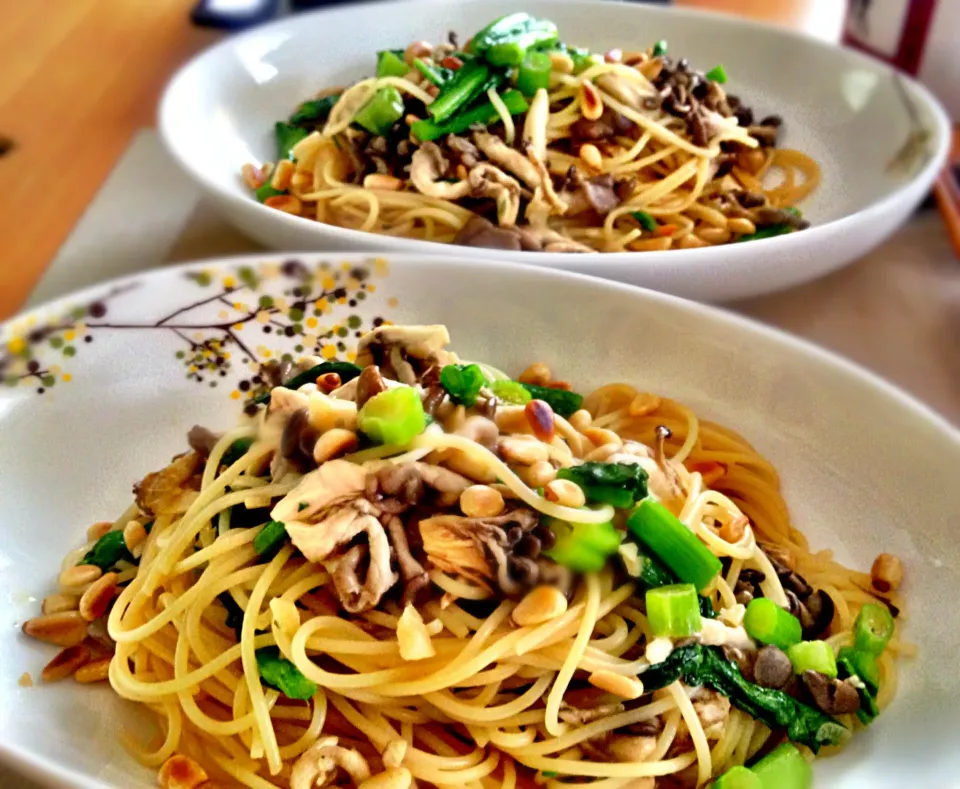 Spaghettini with Japanese twist: hiratake mushrooms, leftover canola flowers and pine nuts.|Kirk Awiamさん