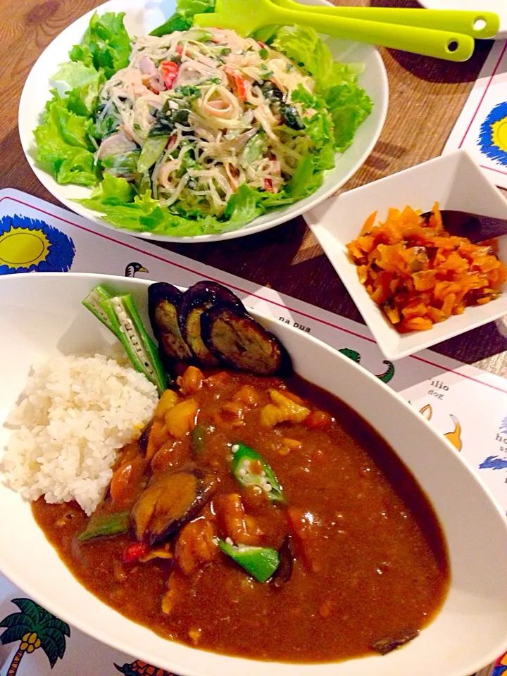 Snapdishの料理写真:ナスとオクラのチキンカレー🍛春雨サラダ🍀福神漬け|まみりんごさん