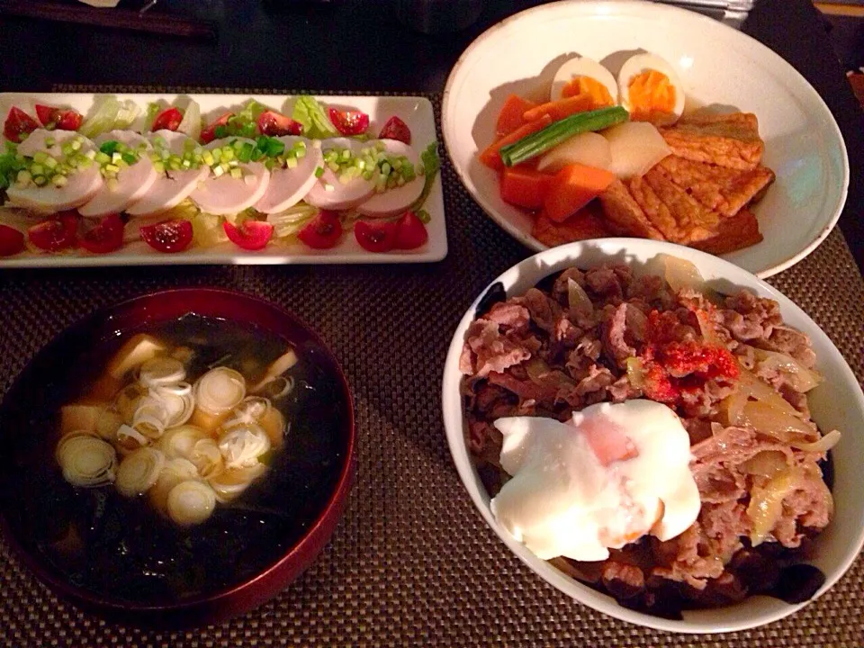 吉野家風牛丼、煮物、鶏ハムのサラダ、わかめとお豆腐のお味噌汁|ayumiさん