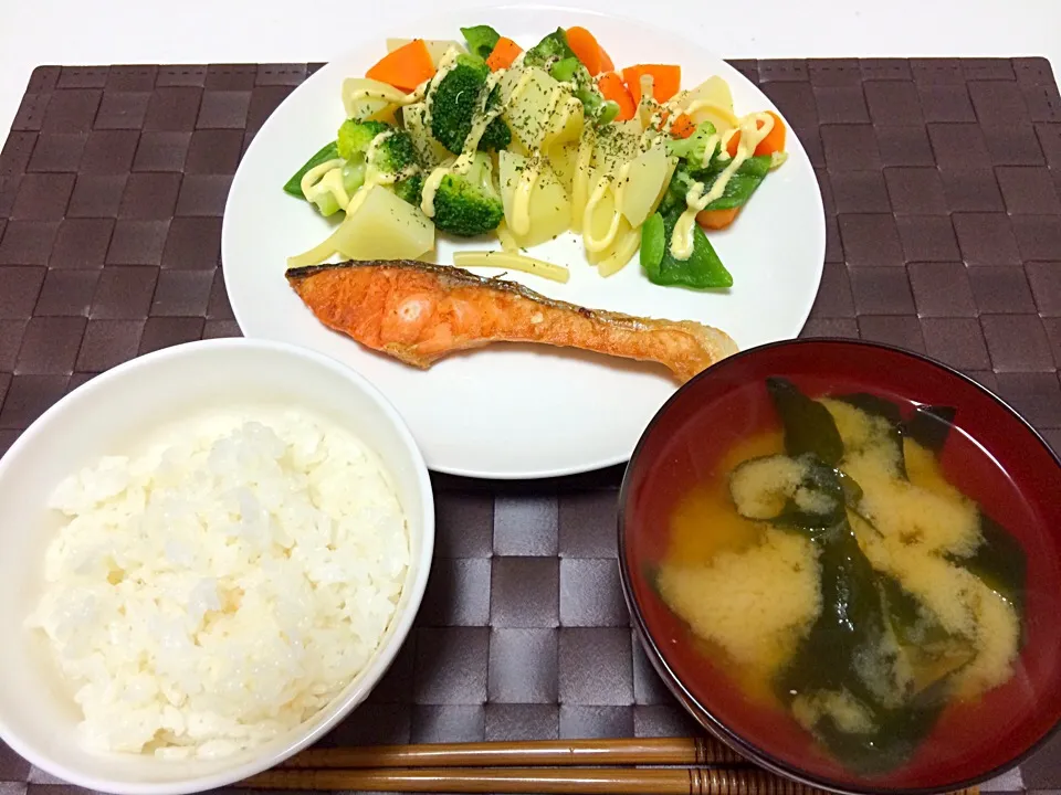 焼きジャケと温野菜、ワカメの味噌汁|Koichi GOGOさん