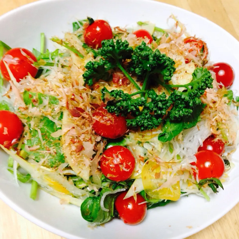 Vegetable salad (raddish, mini spinach, tomatoes, yellow bell pepper, green apple and fish flakes|Laarni Nabongさん