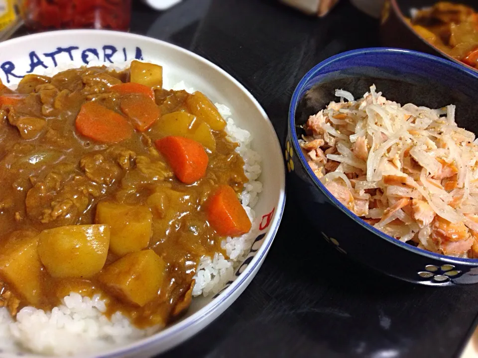 今日の晩ご飯は、辛口ポークカレー、ほぐし鮭と大根のナムル風サラダ。|ゆえさん