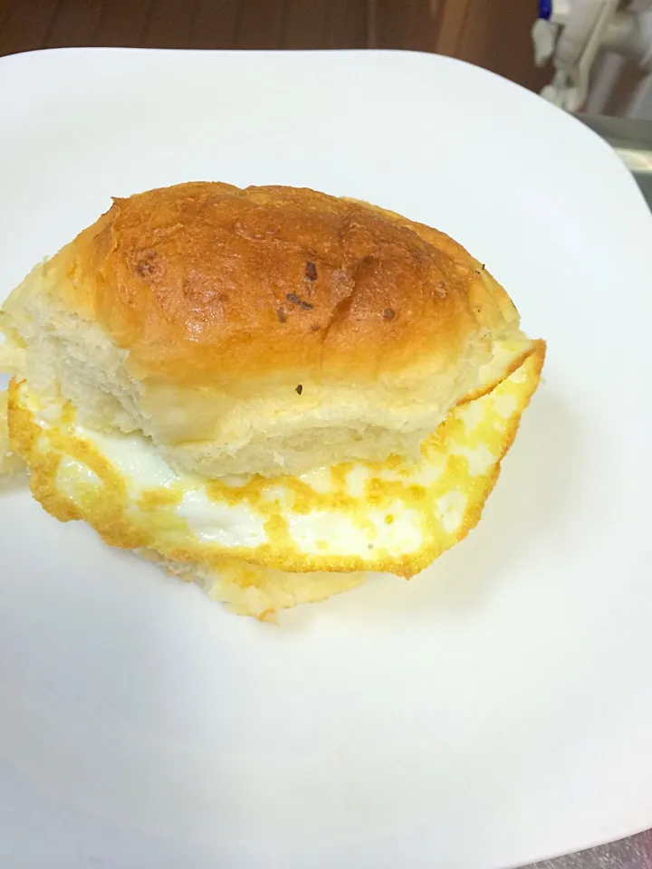 Snapdishの料理写真:Pão com ovo no pão caseiro|Bruna N. Hiroさん