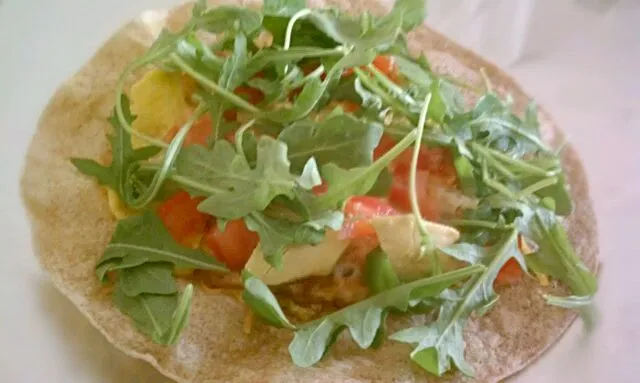 clean breakfast: egg, cheese, avocado, veggies on a tortilla|Jiraphon Gさん