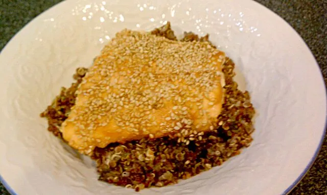 sesame crusted salmon over portabella mushroom quinoa|Jiraphon Gさん