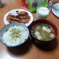 牛乳。惣菜コロッケ。おつゆふが入った味噌汁。柚子胡椒ふりかけご飯でした。|なおきさん