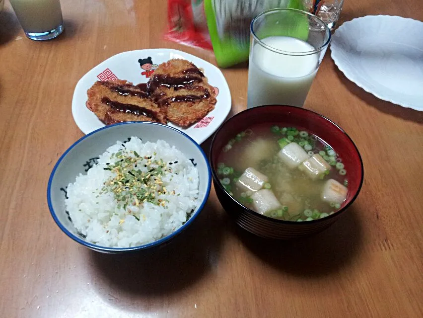 牛乳。惣菜コロッケ。おつゆふが入った味噌汁。柚子胡椒ふりかけご飯でした。|なおきさん