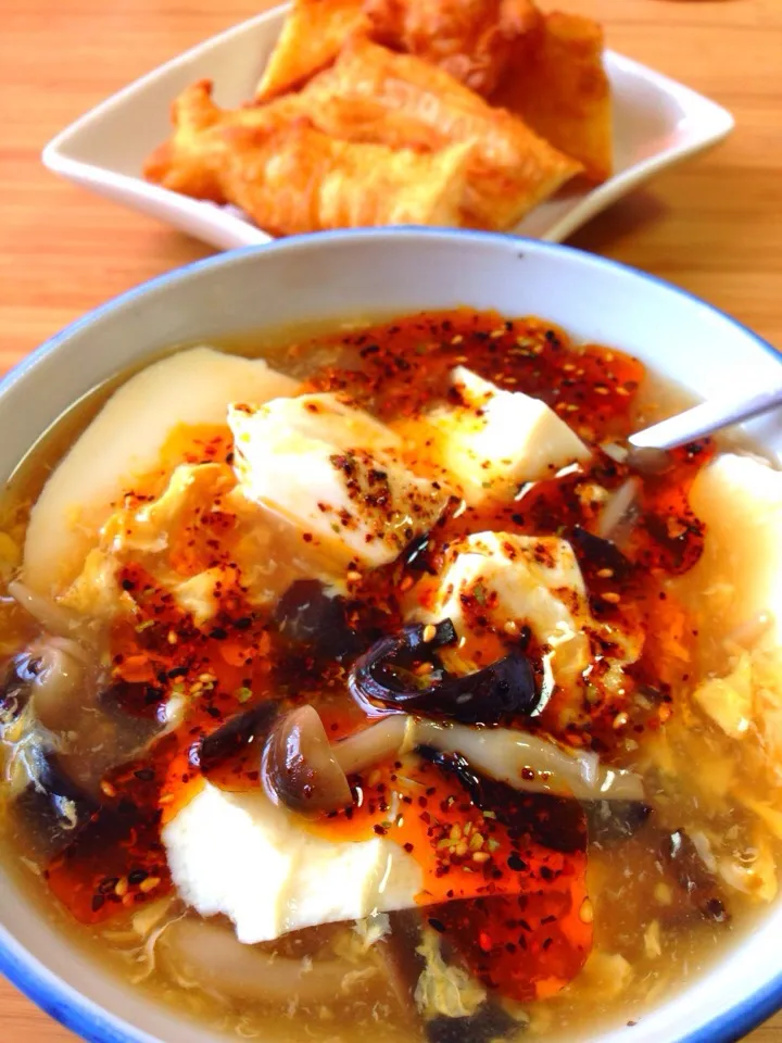 中華風の朝ごはん、豆腐脳(豆腐スープ)と油條(揚げパン)|RyoMaさん