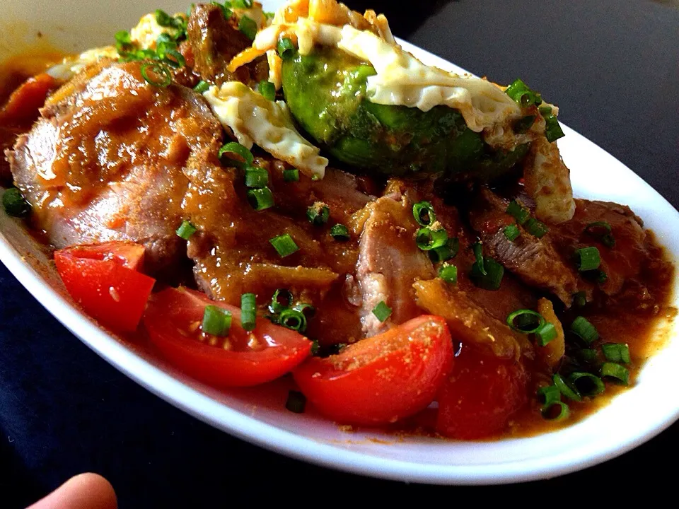 namastelotus michakoさんの料理 Fried egg in avocadoとローストポークの朝カレー|shikaさん