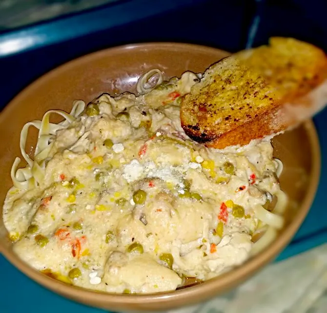 Chicken Fettuccine Alfredo with muchrooms  onion peppers  and  green peas|christl babcockさん