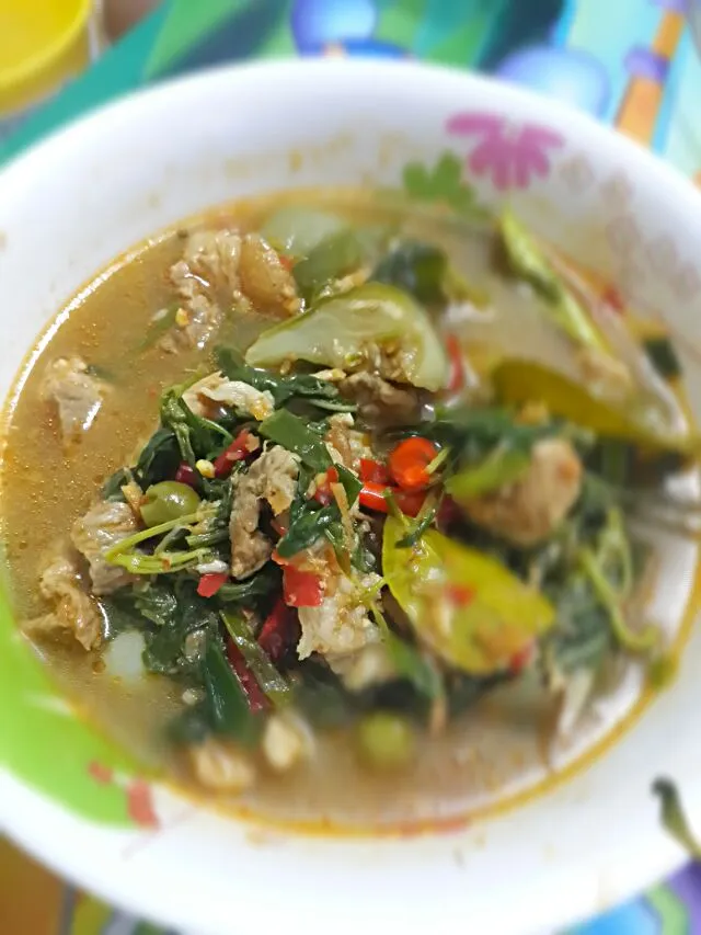 นิผมทำ"แกงแคเนื้อย่าง "(แกงแคจี้นปิ้ง) // ขอบอกว่าเน้นผัก เป็นผักตามสวนครัว +ผักสมุนไพรที่มีแถวทางเหนือครับ เผ็ดขนาดโท๊ะ!!!!|Inpataさん