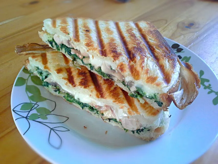 Grilled sandwich with mozzarella,  mushrooms and spinach|Fe's kitchenさん