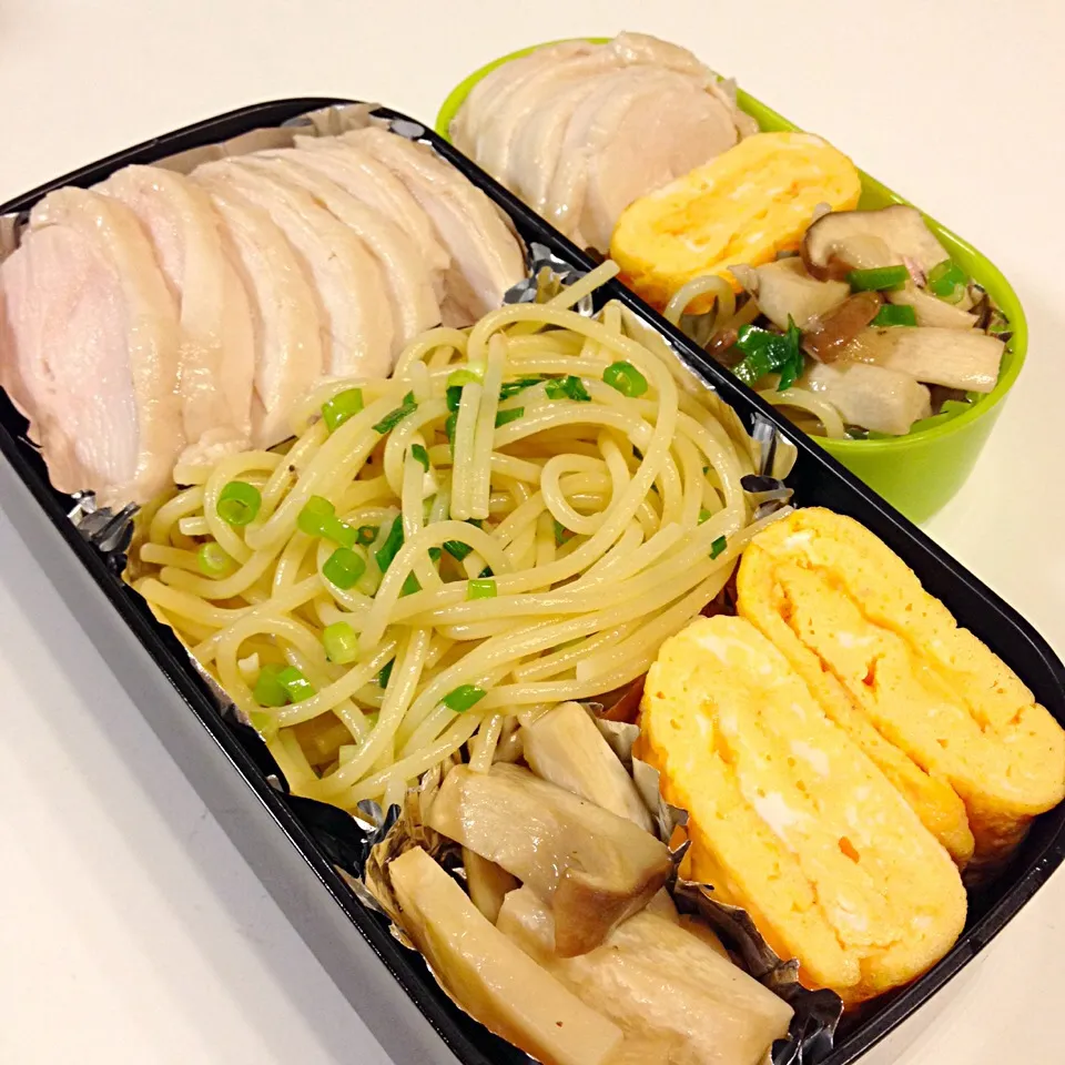 Snapdishの料理写真:鶏ハム弁当 あみの塩辛パスタ|ヨッチャンさん