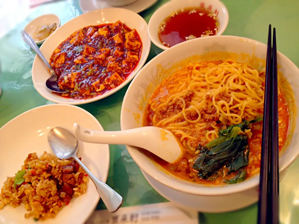 Snapdishの料理写真:千歳烏山・四川料理 萬来軒の回鍋肉炒飯、坦々麺、四川麻婆豆腐！！！ めっちゃ美味い！！！ヤバい！！！|taketomon2000さん