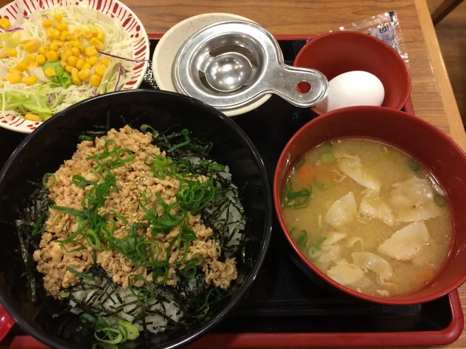 Snapdishの料理写真:鶏そぼろ丼に豚汁セット|アクちゃんさん