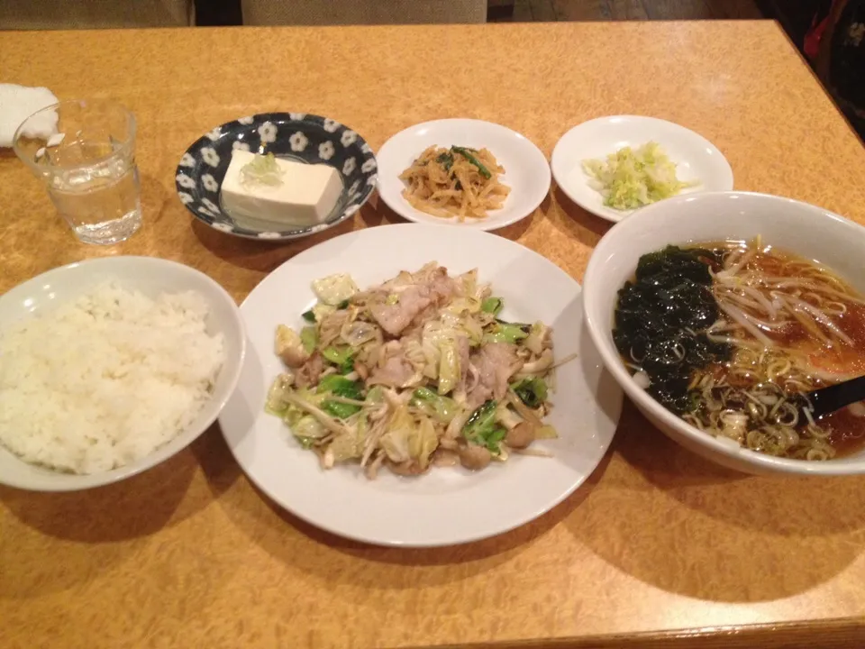 キャベツ・キノコ・豚肉の塩とレモンのさっぱり炒め＆半ラーメン|おっちさん