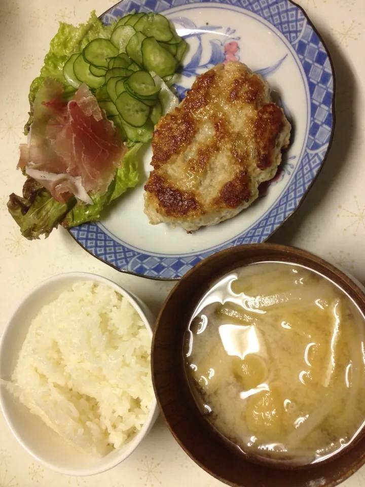 蓮根ハンバーグ  生ハムと付け合わせ野菜  大根とあげのお味噌汁|ひとみんさん