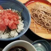 Snapdishの料理写真:まぐろ丼ともりそばセット|Ma.A.さん