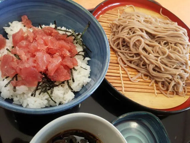 Snapdishの料理写真:まぐろ丼ともりそばセット|Ma.A.さん