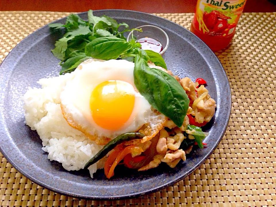 Khao Phad Gaprao Gai khài daaw🌿ผัดใบกะเพราไก่กับไข่ดาวราดข้าว🍳鶏肉のﾊﾞｼﾞﾙ炒めご飯目玉焼き乗せ|🌈Ami🍻さん