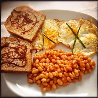 Snapdishの料理写真:Fried eggs, baked beans and toast with Marmite - breakfast time ❤️