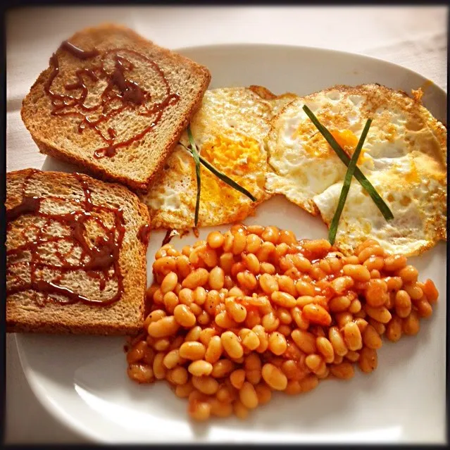 Snapdishの料理写真:Fried eggs, baked beans and toast with Marmite - breakfast time ❤️|RebeccaH💟さん