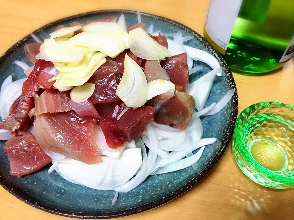 Snapdishの料理写真:鰹の刺身と日本酒|たまこっこさん