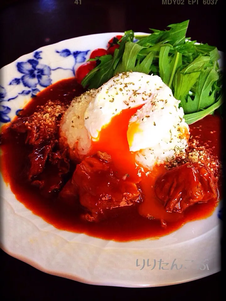 炊飯器でとろとろにした牛スジハヤシライスのポーチドエッグのせ😍|りりたんこぶさん