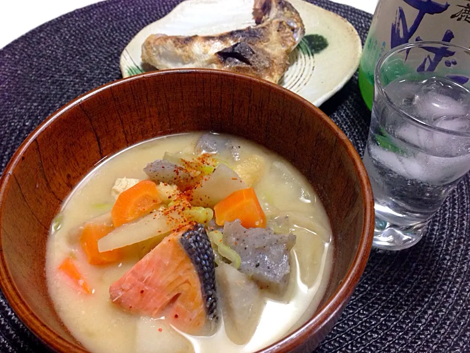 鮭の酒粕味噌汁と鰤カマで一杯〜😍|みほままこさん