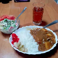 Snapdishの料理写真:カニカマときゅうりの春雨サラダとバーモンドカレー甘口ですヽ(*´∀｀)ノ|なおきさん