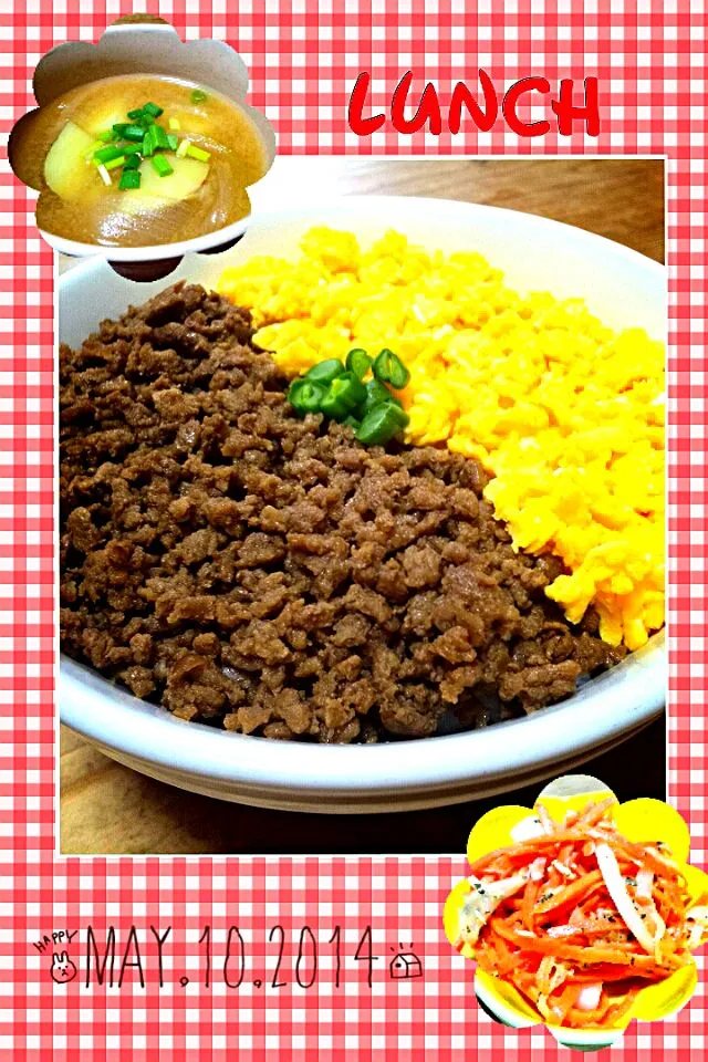 Snapdishの料理写真:そぼろ２色丼、新じゃがと新たまのお味噌汁、にんじんのバジルサラダ|しょうこさん