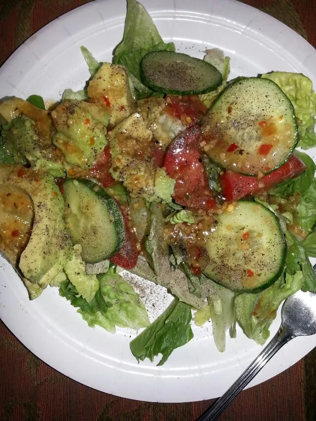 today's salad.  romaine, cucumber,  tomato, and avocado.|Polly Gelfusoさん