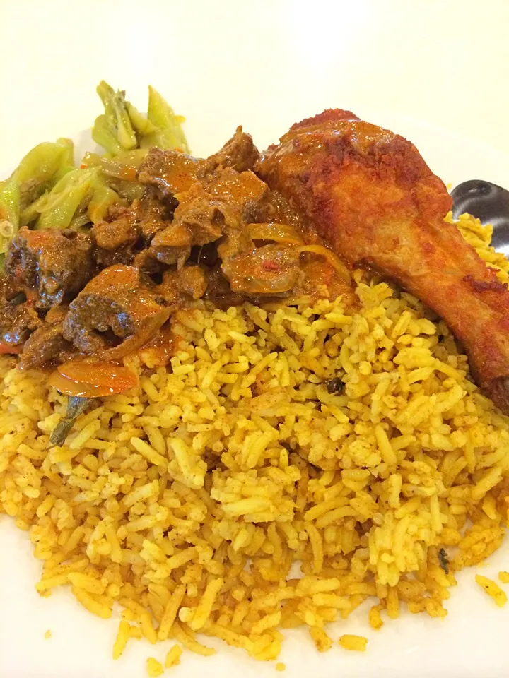 Briyani rice with fried chicken and curry beef|Yoku kuu kyaku daさん