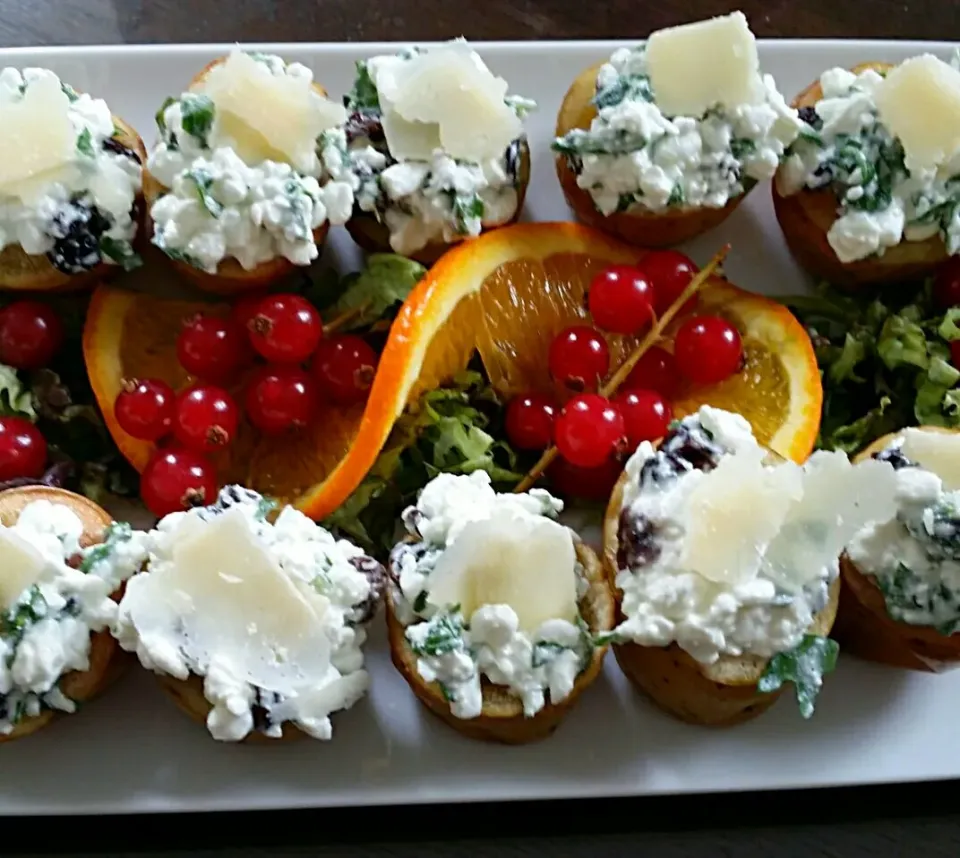 baked baby potatoes with ricota, rocket, blackcurrants and parmesan|Rebecaさん