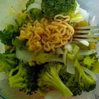 Ramen with boiled broccoli, onion, and celery|Raganさん