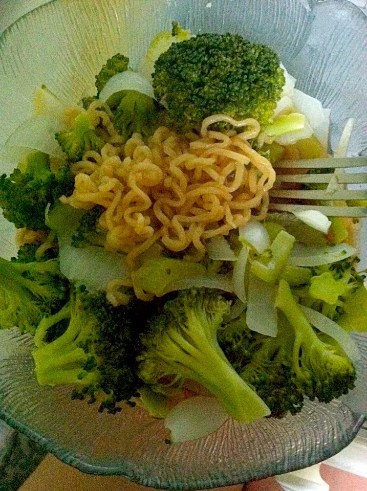 Ramen with boiled broccoli, onion, and celery|Raganさん