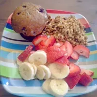 Snapdishの料理写真:Superfruit muffin w/ granola and fruit|Jessie Sullivanさん