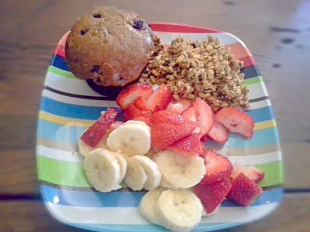 Snapdishの料理写真:Superfruit muffin w/ granola and fruit|Jessie Sullivanさん