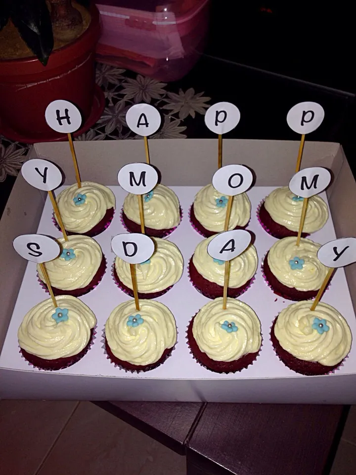 Made Red Velvet Cupcakes by myself for my Mom. Happy Mother's Day!|Mariaさん