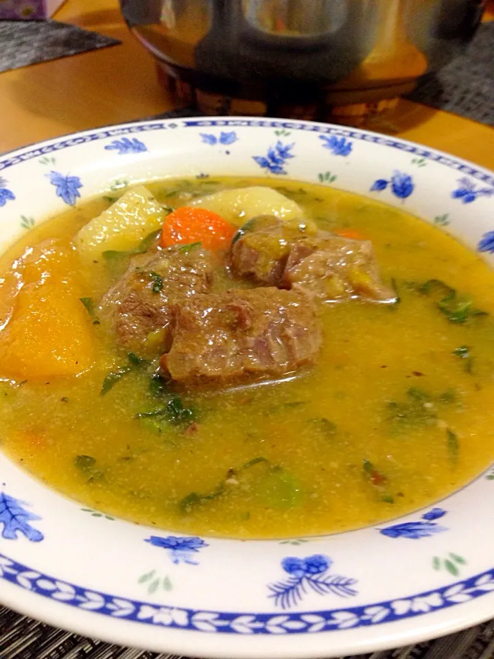 Sopa de fubá com Costela e legumes😋🍴|lucia inoueさん