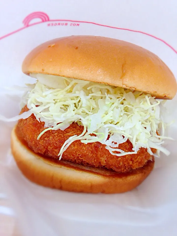 モスの海老カツバーガー🍔🍟✨ 元々はマックのアボカドエビバーガーを食べに行ったんだけど、もう販売終了だって😱😱 モスももちろん美味しかったけど、アボカド食べたかったなあ〜😔|Tanni Kaさん