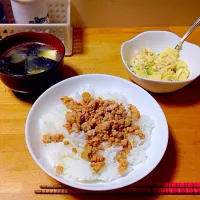 鶏そぼろ丼、ポテトサラダ、わかめスープ|みやさん