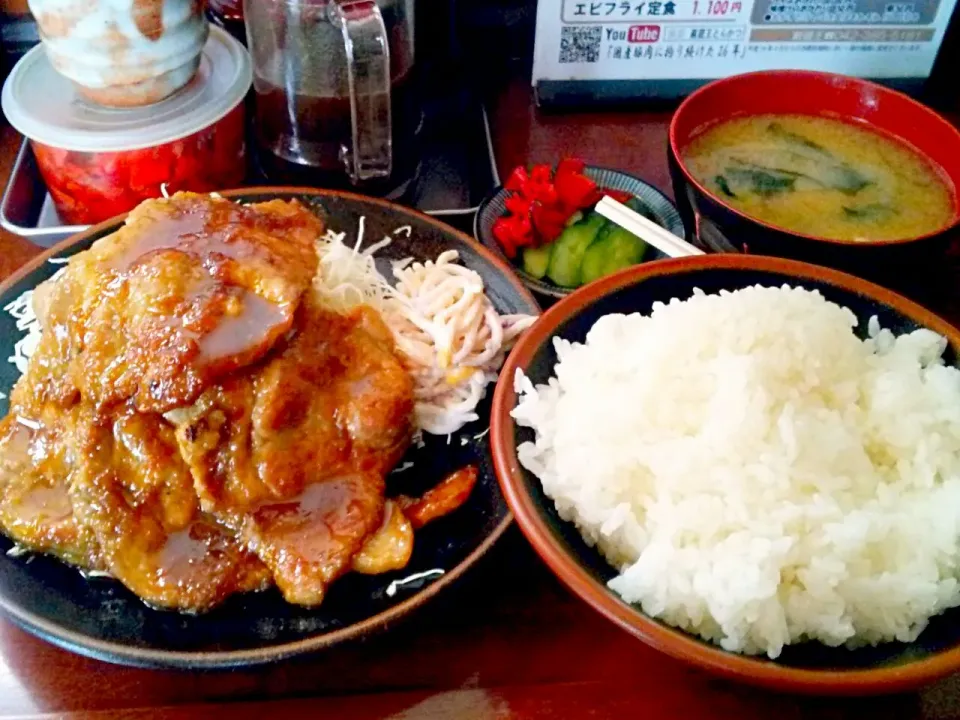 岩窟王の豚生姜焼き定食。
ご飯は普通でも多いので、大盛りにしなくても満腹になります。
特製の生姜タレで国産豚肉を焼く生姜焼きは、ご飯が進みます。
(σ≧▽≦)σ|東京ライオンズさん