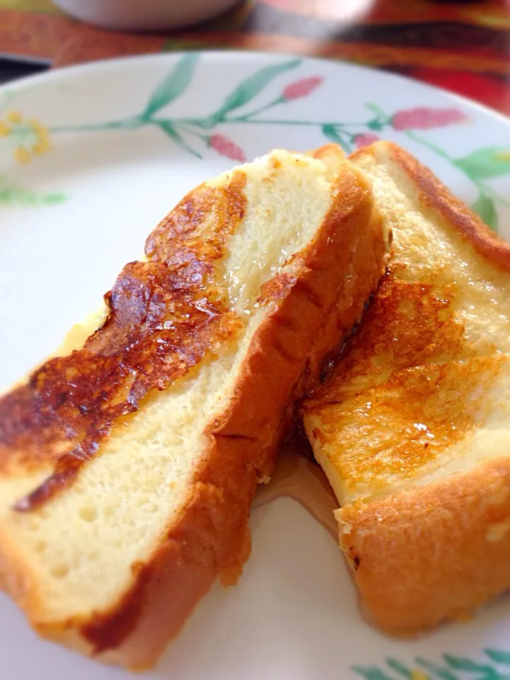 Snapdishの料理写真:フレンチトーストの休日。前の晩から漬けておけばフワッフワで失敗なし！|うきさん