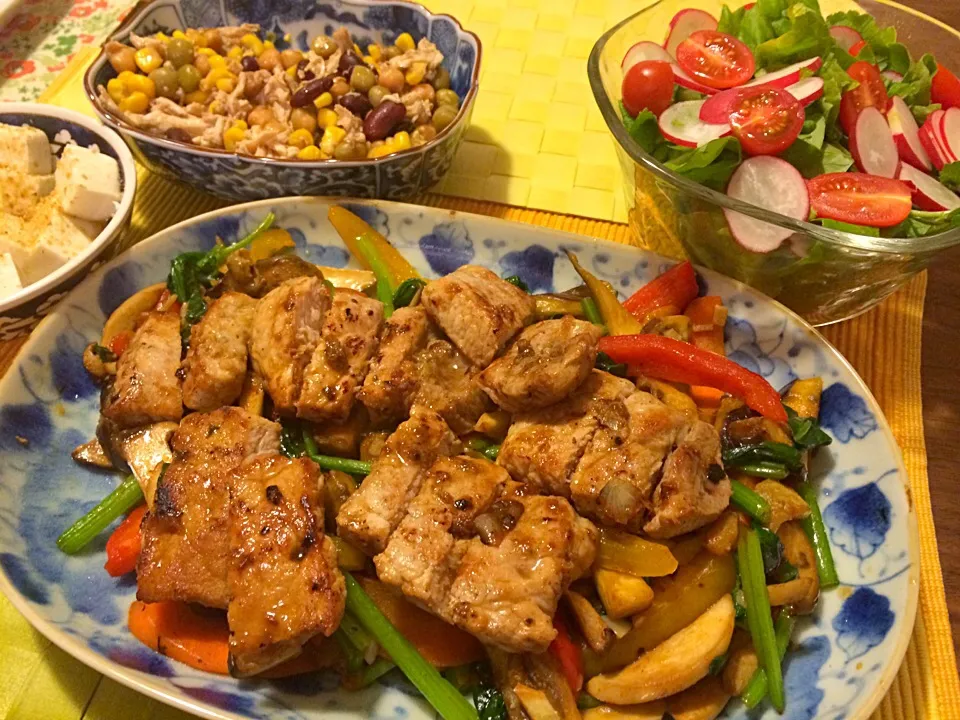 Pork loin steak and grilled veggies with truffle salt, chicken and three bean balsamic vinegar salad, etc|Junya Tanakaさん