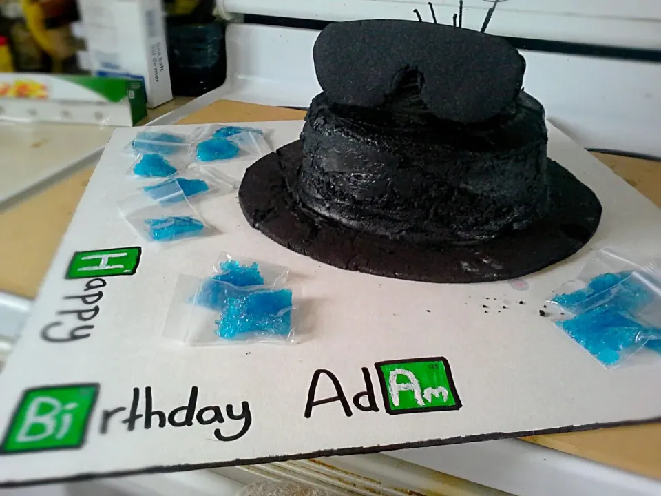 "Heisenberg" Chocolate cake with Oreo butter cream and peppermint candy|Fe's kitchenさん