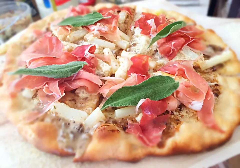 Pizza with white truffle paste, white asparagus, Pecorino Romano cheese, prosciutto, sage|Akiko Nishimaeさん