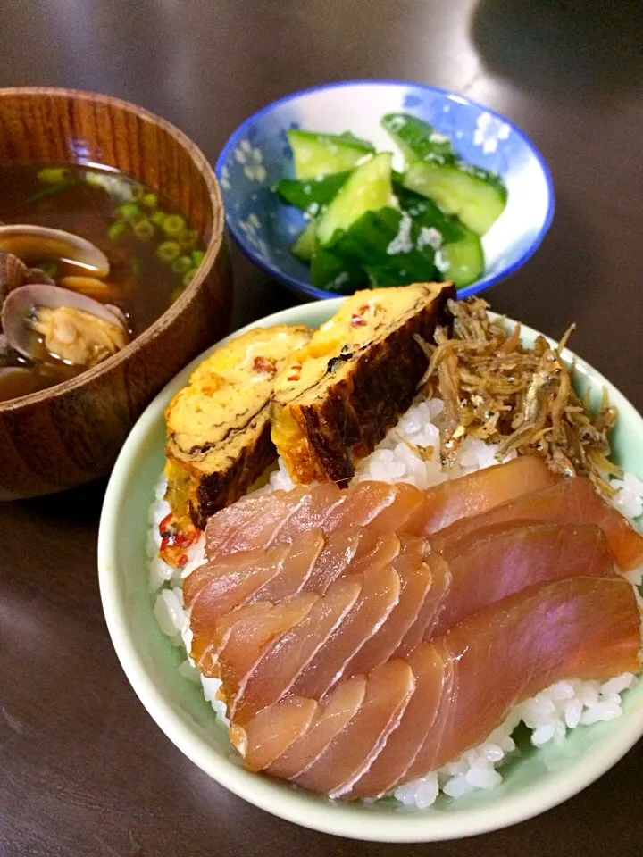 マグロ漬けと玉子焼きとちりめん山椒丼、きゅうりの塩麹漬け、アサリの味噌汁|ままぞうさん